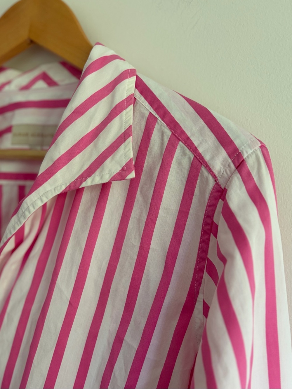 Sarah Alexander Pretty in Pink Stripe V-Neck Buttonless Shirt Top - Picture 4 of 9
